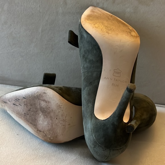 Ann Taylor    Size: 8 1/2 M  Color: Olive - Picture 4 of 6